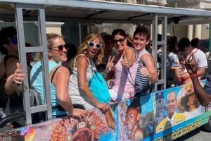 CHIPPIES BAHAMAS Island Tours : Feel The Culture - Meeting at the Straw Market and getting there without stress