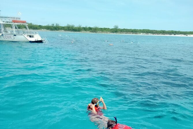 Nas: 3 islands Tour ,snorkel, Turtles, pigs and lunch - Crew energy and safety: from Captain Mike to pig handlers and snorkel guides