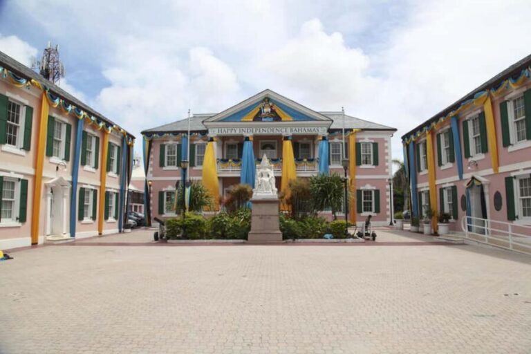Nassau: Cultural Walking Tour of Downtown Nassau Attractions - Meeting at Bay St and East St: arriving ready for the walk