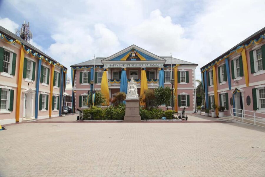 Nassau: Cultural Walking Tour of Downtown Nassau Attractions - Meeting at Bay St and East St: arriving ready for the walk